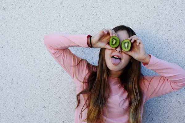 Portrait Beautiful Teenage Girl Kiwi Fresh Fruit Outdoor — Stock Photo, Image