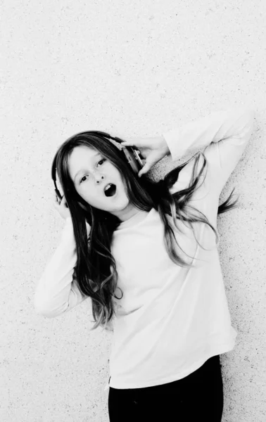 Portret Słodkie Dziewczyny Nastoletnie Słuchanie Muzyki Słuchawkach — Zdjęcie stockowe
