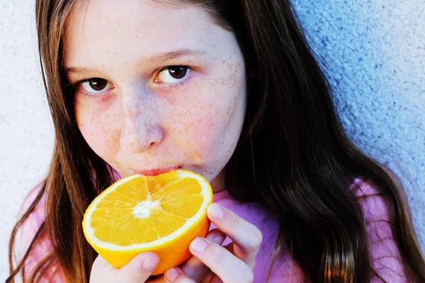 Adolescente Chica Sosteniendo Naranja Fruta Fresca Aire Libre — Foto de Stock