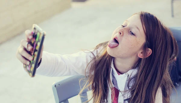 Retrato Menina Adolescente Bonito Com Telefone Móvel — Fotografia de Stock