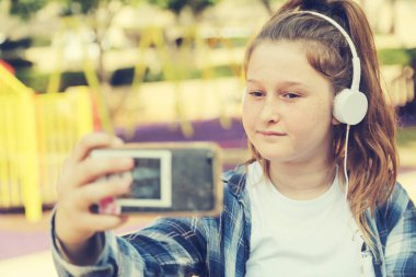 Açık oturan tenage kız portresi