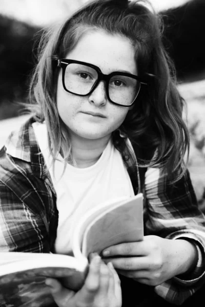 Bir Kitapla Açık Oturan Tenage Kız Portresi — Stok fotoğraf