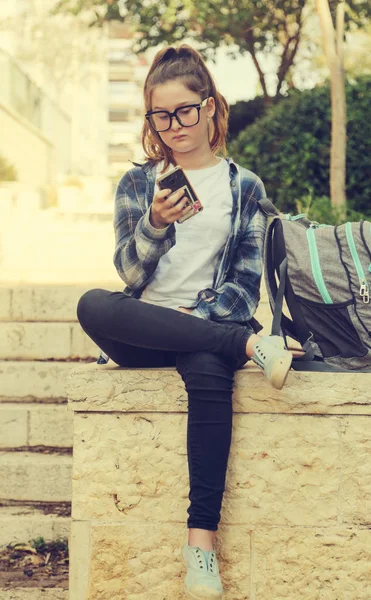 Portret Van Tenage Meisje Zit Buiten Met Mobiele Telefoon — Stockfoto