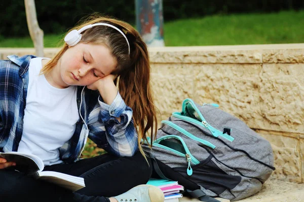 Portrait Jeune Fille Tenage Assis Plein Air Avec Livre — Photo