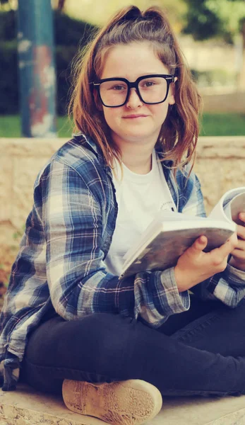 Açık Bir Kitap Okuma Oturan Tenage Kız Portresi — Stok fotoğraf