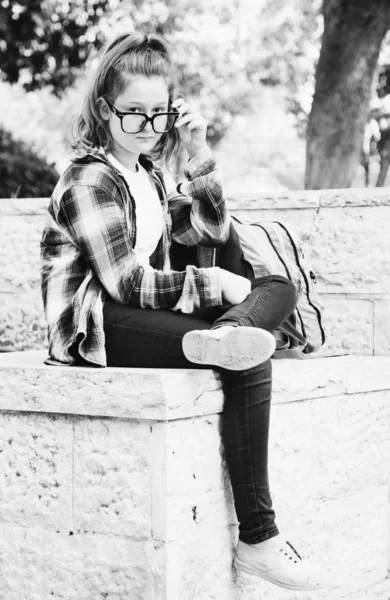 Retrato Tenage Girl Sentado Aire Libre — Foto de Stock