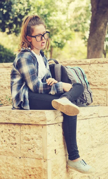 Portret Van Tenage Meisje Zit Buiten — Stockfoto