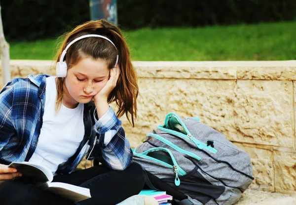 Portrait Jeune Fille Tenage Assis Plein Air Avec Livre — Photo