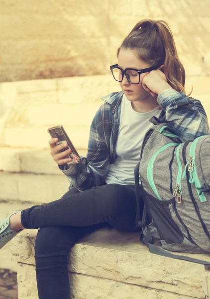 Portret Van Tenage Meisje Zit Buiten Met Mobiele Telefoon — Stockfoto