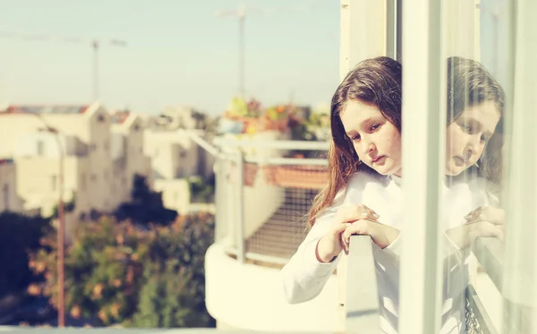 Teenager Mädchen Schaut Aus Dem Fenster Auf Die Straße — Stockfoto