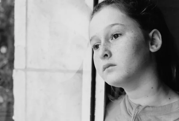 Adolescente Chica Triste Deprimido Mirando Por Una Ventana —  Fotos de Stock