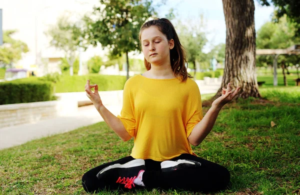 Bella Ragazza Adolescente Medita Natura — Foto Stock