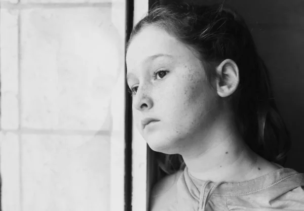 Dospívající Dívka Smutné Depresivní Při Pohledu Okna — Stock fotografie