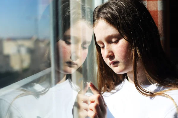 Привлекательная Грустная Девочка Подросток Выглядывающая Окно — стоковое фото