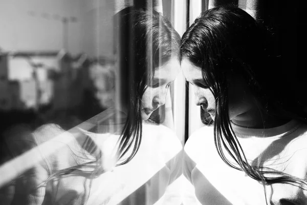 Attraktives Trauriges Teenager Mädchen Das Aus Dem Fenster Schaut — Stockfoto