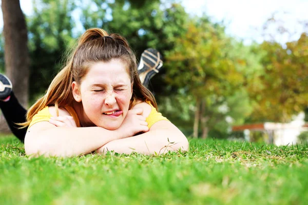 Menina Adolescente Bonita Deitada Prado Verde Parque Cidade — Fotografia de Stock