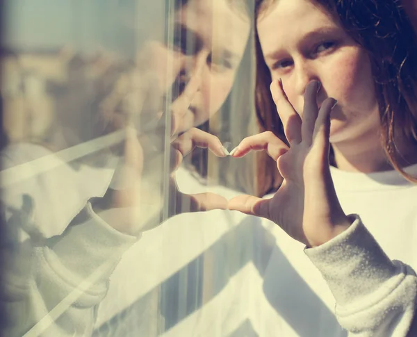 Attraktives Trauriges Teenager Mädchen Das Aus Dem Fenster Schaut — Stockfoto