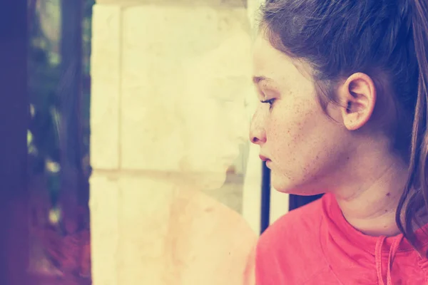 Adolescente Chica Triste Deprimido Mirando Por Una Ventana — Foto de Stock