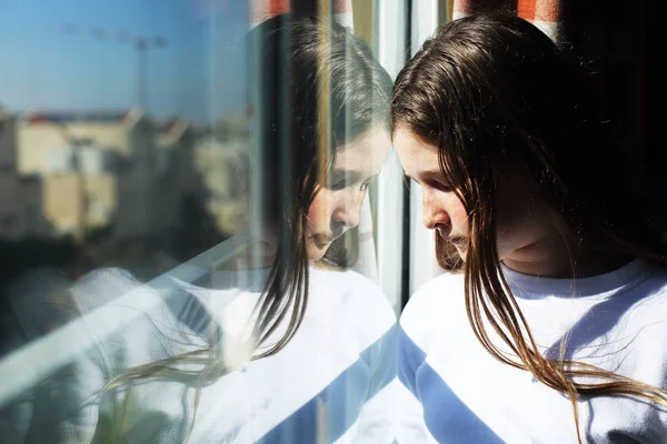 Atraente Triste Adolescente Olhando Para Fora Janela — Fotografia de Stock