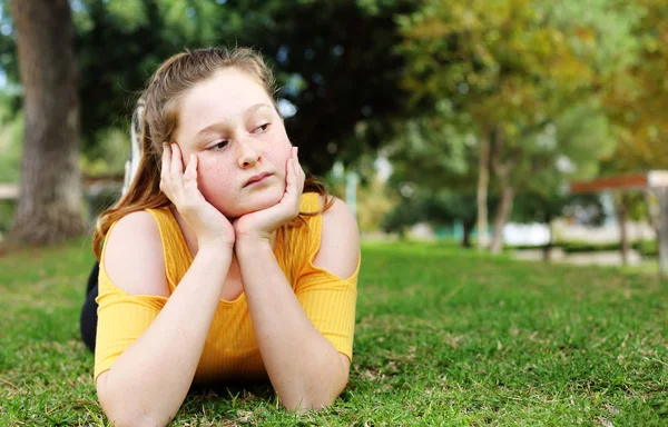 Bella Ragazza Adolescente Sdraiata Sul Prato Verde Nel Parco Della — Foto Stock