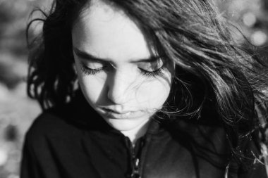 Dışarıdaki genç kızın portresi.