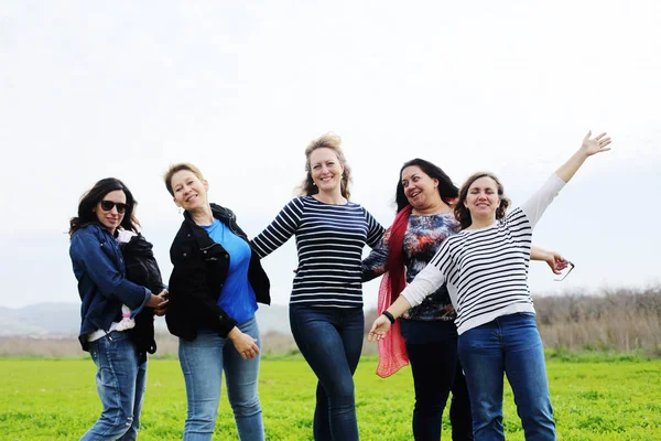 Grupp av mogen vackra damer njuter på en trevlig dag utanför — Stockfoto