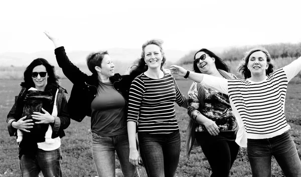 Grupo de señoras hermosas maduras disfrutando en un buen día al aire libre — Foto de Stock