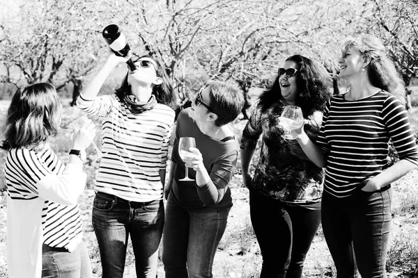 Улыбающиеся взрослые женщины держат бокалы для шампанского — стоковое фото