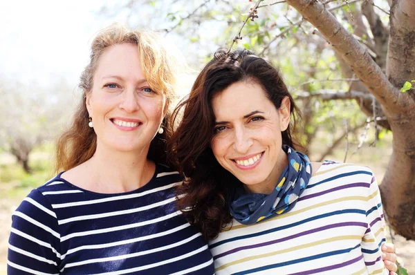 Retrato de dos mujeres maduras reales sonrientes al aire libre — Foto de Stock