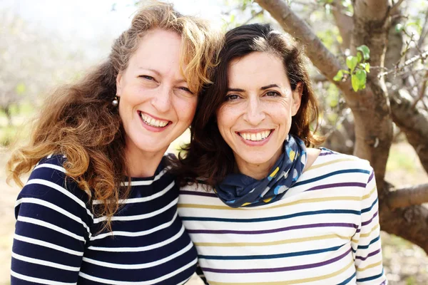 Retrato de dos mujeres maduras reales sonrientes al aire libre —  Fotos de Stock