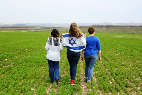 Nők az izraeli zászlót tartó — Stock Fotó