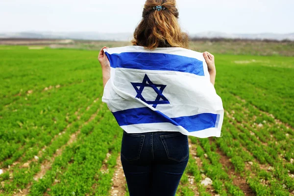 Az izraeli zászlót tartó női — Stock Fotó