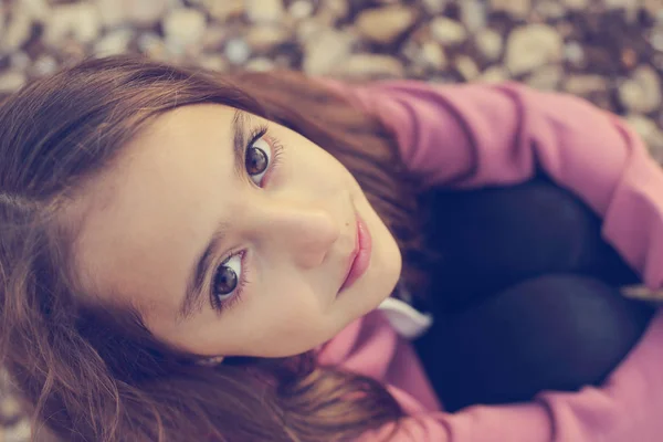 Портрет девочки-подростка на открытом воздухе — стоковое фото