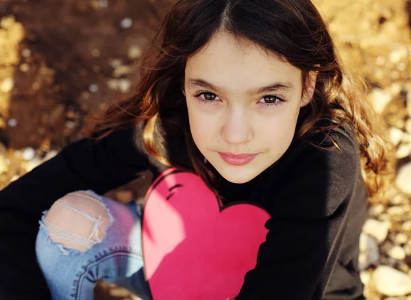 Dışarıdaki genç kızın portresi. — Stok fotoğraf