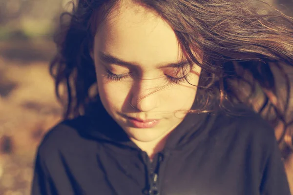 Портрет девочки-подростка на открытом воздухе — стоковое фото