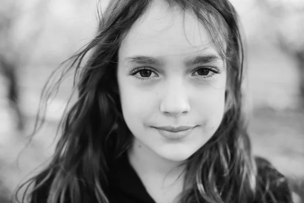 Портрет дівчини-підлітка на вулиці — стокове фото