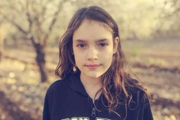 Porträtt av tonåring flicka utomhus — Stockfoto