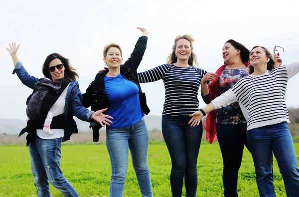 Grupo de señoras hermosas maduras disfrutando en un buen día al aire libre —  Fotos de Stock