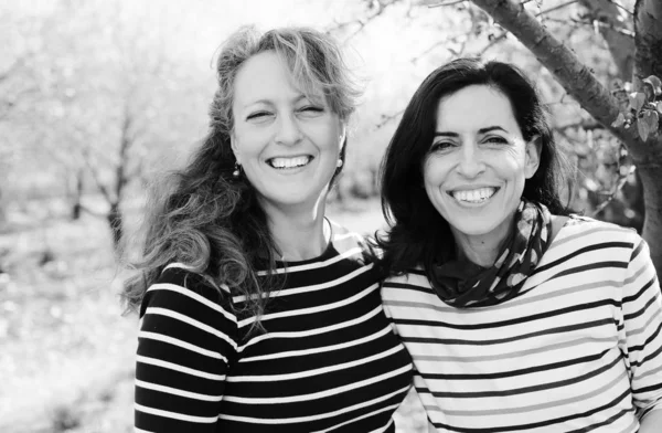 Portrait de deux souriantes vraies femmes matures en plein air — Photo