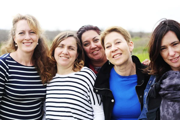 Gruppe reifer schöner Damen genießt einen schönen Tag im Freien — Stockfoto