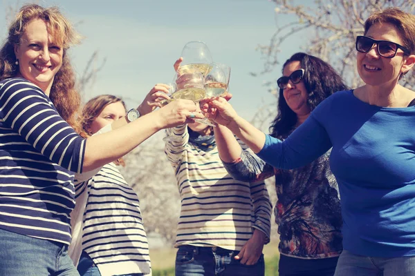 Glimlachend echt rijpe vrouwen houdt champagneglazen — Stockfoto