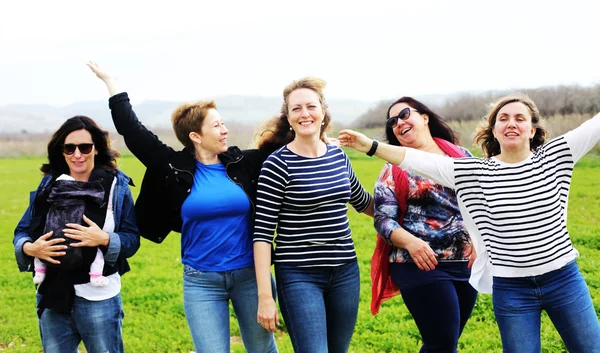 Grupo de señoras hermosas maduras disfrutando en un buen día al aire libre — Foto de Stock