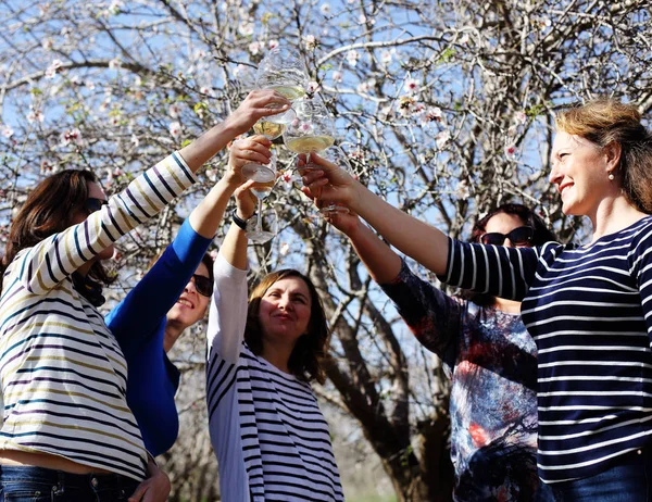 Glimlachend echt rijpe vrouwen houdt champagneglazen — Stockfoto