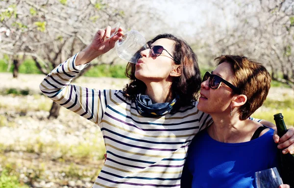 Sonrientes mujeres maduras reales celebran cumpleaños al aire libre —  Fotos de Stock