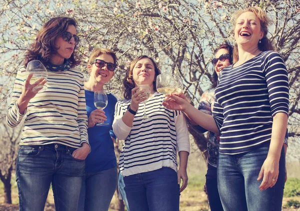 Glimlachend echt rijpe vrouwen houdt champagneglazen — Stockfoto