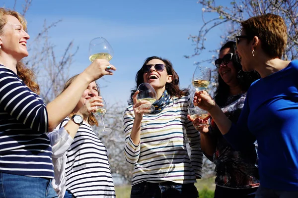 Glimlachend echt rijpe vrouwen houdt champagneglazen — Stockfoto