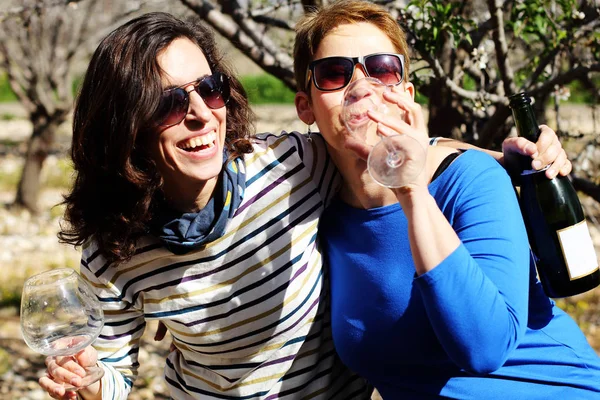 Sonrientes mujeres maduras reales celebran cumpleaños al aire libre —  Fotos de Stock