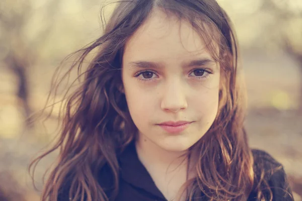 Portret van tiener meisje outdoor — Stockfoto