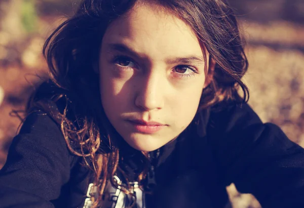 Portrét dospívající dívky venku — Stock fotografie