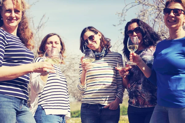 Glimlachend echt rijpe vrouwen houdt champagneglazen — Stockfoto